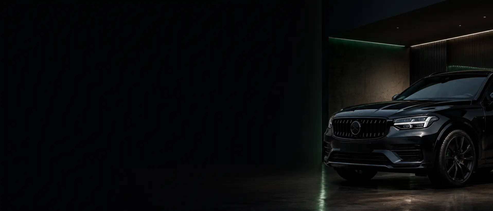 SUV premium negro en un entorno de resguardo